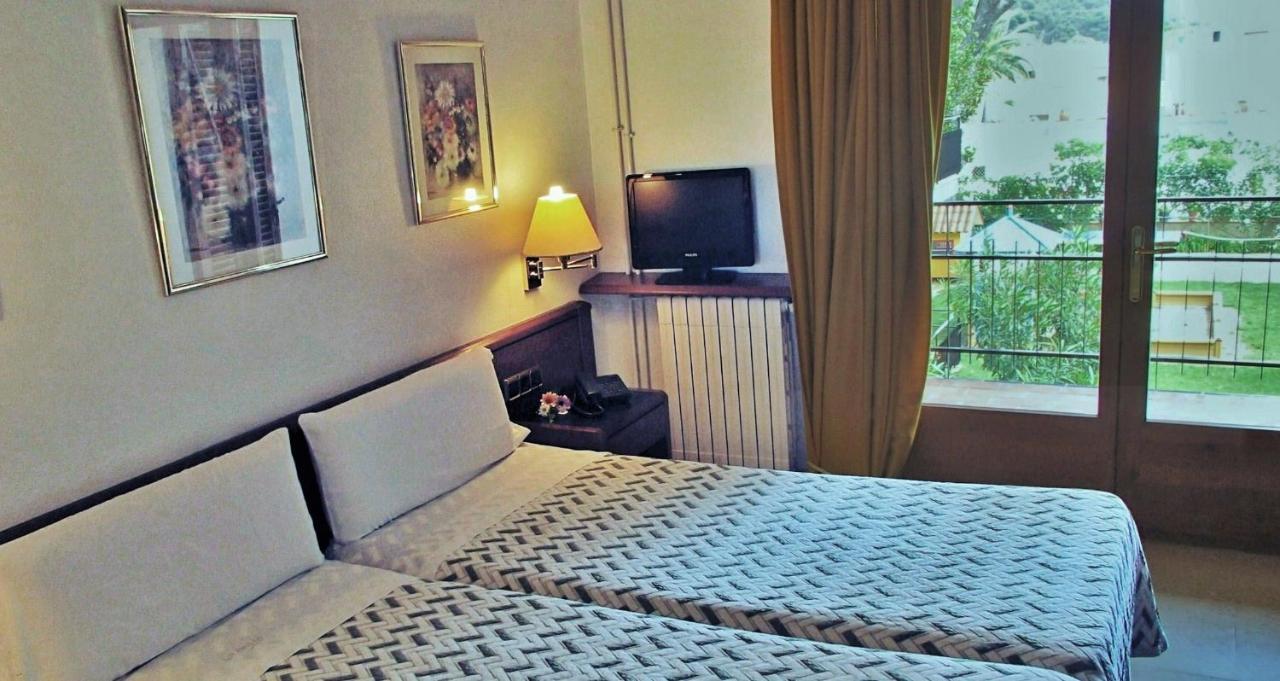 ל'אסטרטיט Hotel La Masia מראה חיצוני תמונה