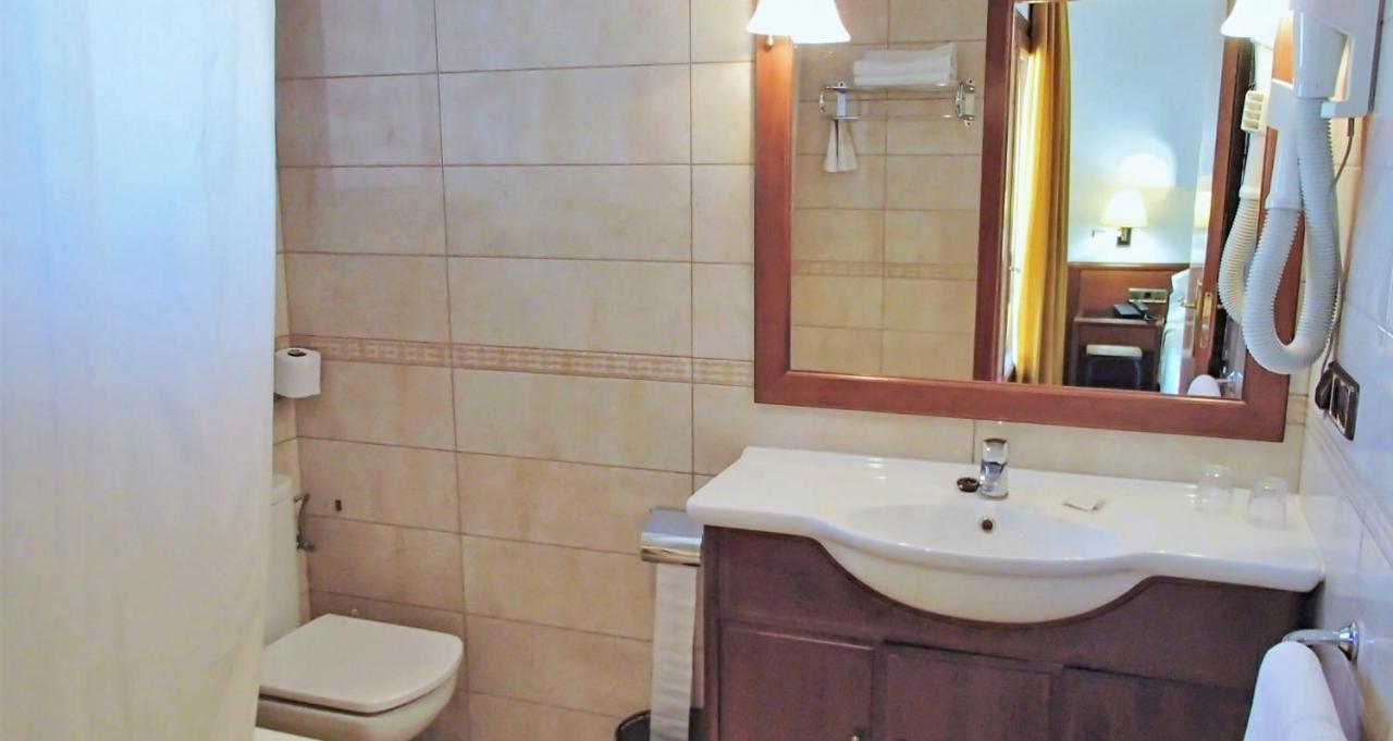ל'אסטרטיט Hotel La Masia מראה חיצוני תמונה